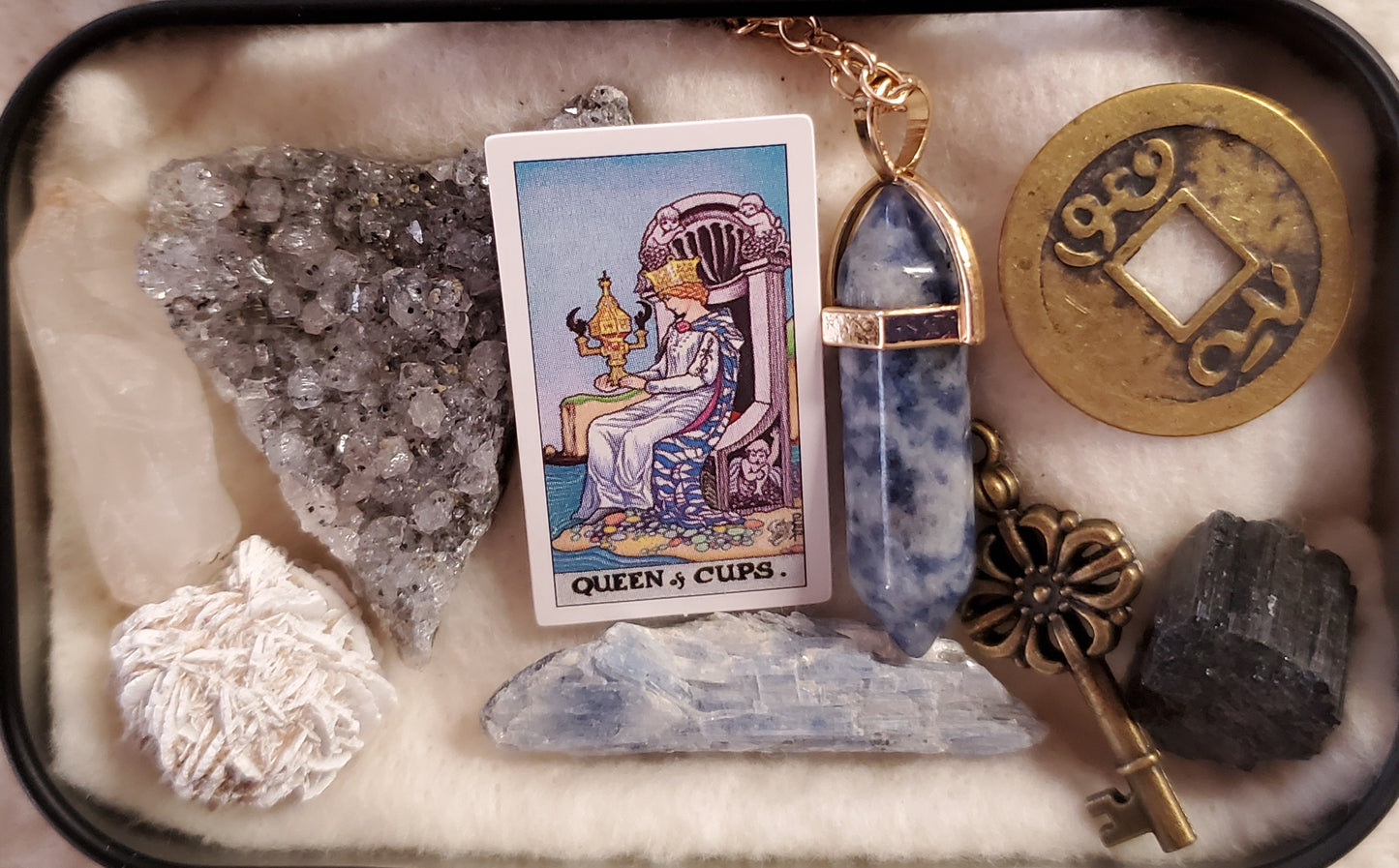 Queen of Cups Minor Arcana Tarot Card/Feminine Power/Intuition about Love/Family/Nurturer